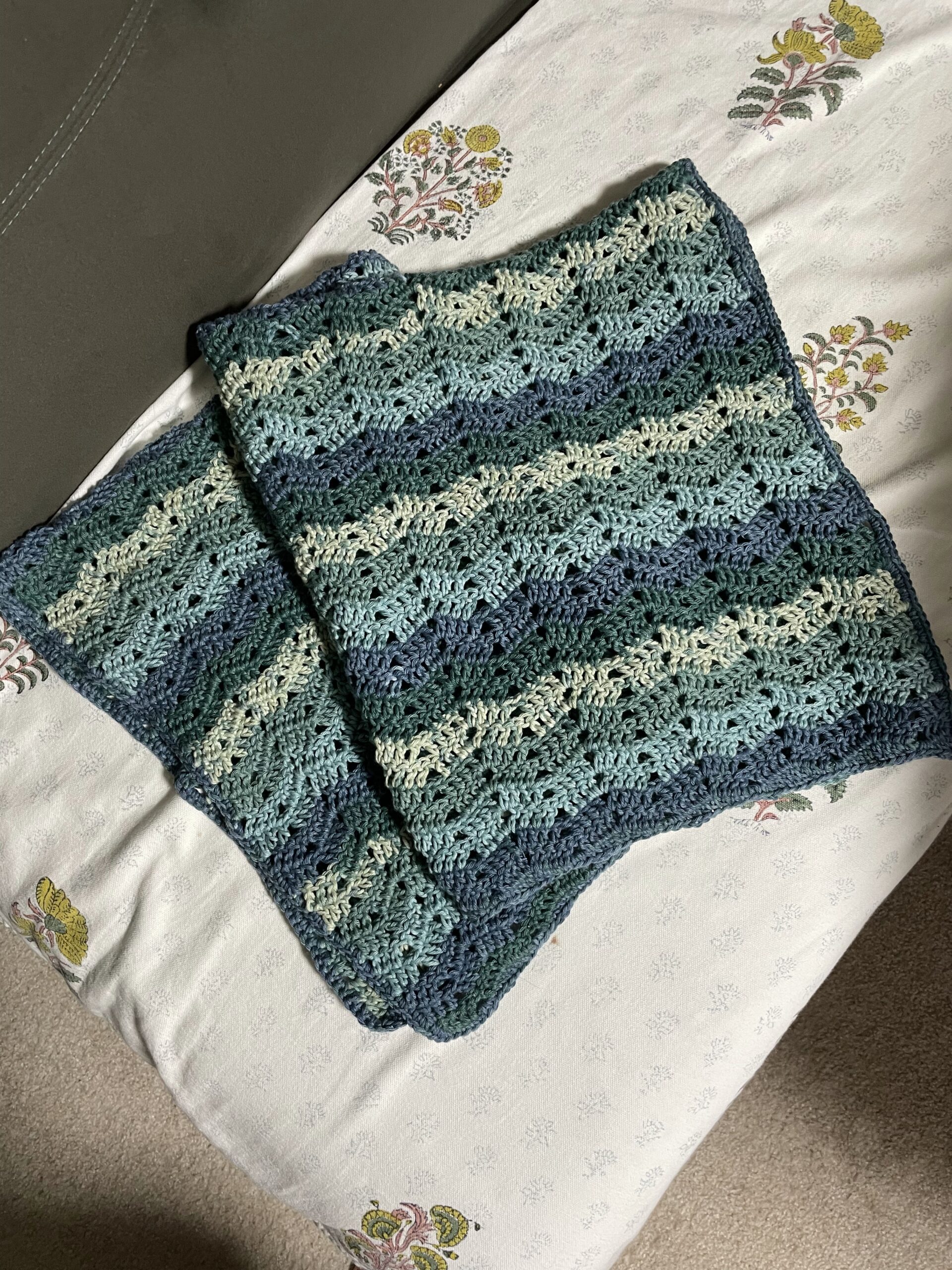 なみなみ模様のブランケット