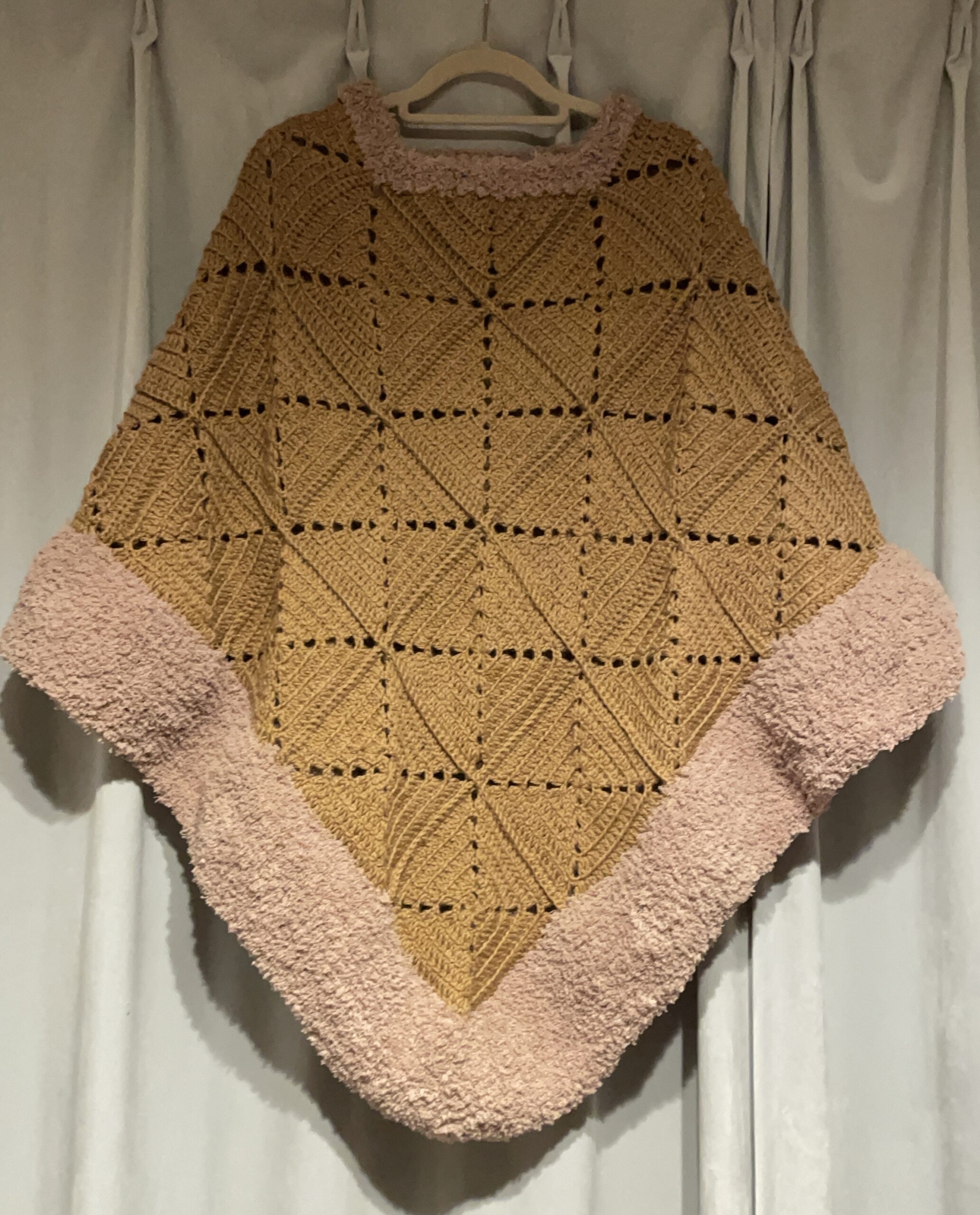 ウールのモチーフポンチョ